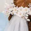 Frauen-Brautkopfschmuck Exquisite Hochzeit Haarschmuck Super-Fee-elegante weiße Blumen-Perlen-Haarkämme mit Schleier