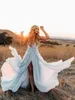 Primavera 2019 Sexy Boho Vestido De Casamento Profundo Cintas De Espaguete Coxa Alta Dividida Em Uma Linha De Céu Azul Tule País País Vestidos De Noiva Estilo Boêmio