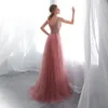 Kvinnor beading prom klänningar v nacke rosa hög split tulle sweep tåg ärmlös kväll klänning a-line spets upp backless vestido de