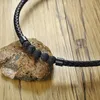 Mäns Lava Rock Flätat Läder Choker Halsband Män Boho Hippie Smycken Oljediffusor Surf halsband i svart