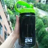 زجاجة 2000ML 64oz صديقة للبيئة المياه البلاستيكية في المخزن عناصر البالغين مقبض الفضاء الرياضة تسلق المشي لمسافات طويلة هرباليفي زجاجة