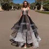 Abiti da sera eleganti e discreti Abiti con scollo a V sexy Applicazioni in tulle senza schienale Una linea Abiti da ballo Gonne a strati Organza Ruffles robes de soirée