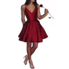 V Hals Satin Korta Homecoming Klänningar Sexiga Spaghetti Straps En Linje Knä Längd Formell Party Gowns Short Prom Klänningar BM0448