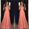 2023 vestidos de dama de honra plus size coral rosa uma linha império chiffon jóia pescoço renda apliques frisado até o chão dama de honra vestidos de festa nupcial