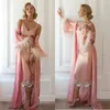 Sexy roze bruiloft gewaden V-hals veer geappliceerd sweep trein badjas formele nachtkleding op maat gemaakte nachtjurken voor vrouwen