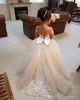 2022 롱 슬리브 꽃 소녀 드레스 결혼식 레이스 볼 가운 여자를위한 첫 친교 드레스 구슬 비즈 스위프 트레인 푹신한 미인 대회 드레스