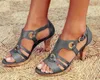 Kadınlar Sandalet Vintage Plus Size Yüksek Topuklar Yaz Ayakkabı Tasarımcısı Dilimleri Ayakkabı Metal Düğmeler Flop Chaussures Femme Platformu sandalet çevirin