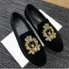 Nouveau style Men Blue Velvet Chaussures broderie Crown Fashion Party and Banquet Male Dress Shoes plus taille Locs pour hommes 38-45