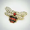 Moda-Vintage Stil Zarif Kırmızı Kristaller Ve Faux Inci Sevimli Arı Broş Sıcak Satış Güzel Böcek Yaka Pin Giysi Aksesuarları A9068