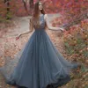 2020 Spring Dusty Blue Długi Prom Dresses Bateau Neck Bez Rękawem Zroszony Cekinowy Top Tulle Spódnica Długość Piętro Wieczór Party Suknie Niestandardowe