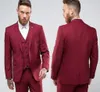 Ny design röd smal passform brudgum tuxedos notch lapel center ventil squalsmen mens bröllopsklänningar utmärkt man kostym (jacka + byxor + väst)