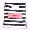 Nieuwe mode hele 100pcSlot 2025cm Blackwhite Stripe Shopping Cadeauverpakkingszakken met bedankjes5846380