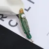 Fashion-Retro-style Feather Brooch women's high-end suit Pearl Brooch simple fashion pin overcoat accessories