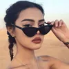 Großhandel-iGUETTA 2019 Kleine Cat Eye Sonnenbrille Frauen Retro Schwarz Weiß Cateye Sonnenbrille Mode Vintage Marke Designer Sonnenbrille