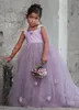 2020 새로운 도착 라벤더 꽃의 소녀 드레스 결혼식을위한 Squsre 목 얇은 명주 그물 3D 꽃 등이없는 여자 선발 대회 드레스 키즈 영성체 드레스