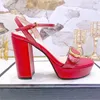 Европейский классический патентный кожаный ощупь каблуки женские уникальные дизайнерские вечеринки мода девушки платье свадебные туфли сексуальные туфли буквы каблуки сандалии на высоком каблуке 7,5 см 10см