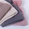 新しい冬のポンポムのビーニーの帽子キャンディーの柔らかい編み針かぎ針編みの暖かい女性の頭蓋骨豆の豪華なベルベットのキャップのウールの帽子