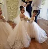 Schicke weiße Ballkleid-Blumenmädchenkleider mit transparentem Ausschnitt und Spitze für Kinder, pakistanische, niedliche, langärmelige Festzugkleider für Kleinkinder