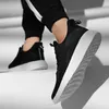 Chaussures de sport de mode hommes chaussures de course noir blanc gris poids léger coureurs chaussures de sport baskets baskets marque maison fabriquée en Chine