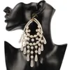 Orecchini pendenti grandi con perle simulate fatte a mano in metallo color oro alla moda per le donne Orecchini pendenti lunghi alla moda per la nuova festa