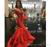2019 Moda Sirena roja Vestido de fiesta Fuera del hombro Fiestas formales con gradas Ropa de graduación Fiesta de noche Vestido de desfile Por encargo Tallas grandes