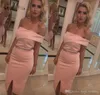2019 Billiga Blush Pink Sheath Cocktail Dress Crystal Sash Off Shoulder Short Semi Club Wear Homecoming Party Dress Plus Size Custom Make