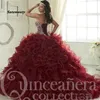 Abiti Quinceanera bordeaux Sweep Train Tiered Cascading Ruffles Abito da spettacolo Corsetto di cristallo di lusso Sweetheart 16 Masquerade