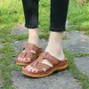 Nyaste kvinnor Sandal Slipper Designer Skor Läder Flat Flip Flop Slides Lockor Utomhus Strand Tofflor 5 Färger Storlek 35-43