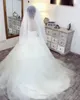 Suadi Arabia Glänsande kristall Bröllopsklänningar Beaded Puffy Ball Gowns för Bridal Luxury Bridal Gowns Plus Size Robe de Marie