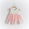 2019 Nya spädbarnsflicka klänningar med båge 1 års flicka baby födelsedagsklänning julklänning för barnflickor fjäril spetsbarn