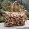 Leopard Cow Weekend Handtas Grote Capaciteit Travel Tote Handvat Sport Yoga Bakken Opslag Moederschap Tas Bont Weekendzakken 17 inch Rra3164