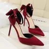 Heißer Verkauf-High Heels New Satin Bow spitzte High Heels Wort mit Sandalen Rote Hochzeitsschuhe