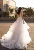 Nowy Sexy White Dresses Wedding Line V Cut Backless Pogłoski Neck Largeed Tier Spódnica Summer Boho Suknie Ślubne Tanie Vestidos Plus Size