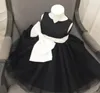 Neues Juwel Tüll Schwarz mit weißer Schleife Blumenmädchenkleider 2019 Prinzessin kurze Ärmel A-Linie Kinder Kleinkind Perlen Erstkommunion Kleid