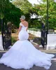 2023 Einfache Sexy Plus Size Meerjungfrau Brautkleider Brautkleider Afrikanische One Shoulder Rüschen Kristall Perlen Tüll Offener Rücken mit Knopf Sweep Zug