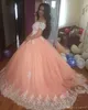 2019 Bateau Neck Krótkie rękawy Aplikacje Tulle Plus Size Sweet 16 Sukienki Saudyjskie Prom Dresses Blush Pink Ball Suknia Quinceanera Suknie