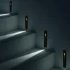 oświetlenie ścienne w krytym schodach