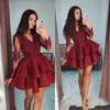 Neue günstige sexy dunkelrote kurze Mini-Heimkehrkleider V-Ausschnitt Satin Spitze Applikationen lange Ärmel Perlen Plus Size Partykleid Cocktailkleider