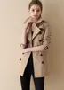 Классический короткий стиль! Женщины Мода Двухбордовые Требовое пальто / Англия Дизайн Высокое Качество Берега Slim Fit Хлопок траншеи / Размер куртки S-XXL B6804F270