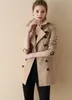 Trenchs Femme Classique Style Court Femmes Mode Double Boutonnage Trench Coatengland Design Top Qualité Ceinture Slim Fit Coton Trenchjacket Taille Sxx IYSK