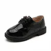 Sapatos de couro com patentes para crianças meninos meninos apartamentos vermelhos sapatos de casamento preto Moccasins Performance de moda (crianças pequenas/grandes)