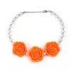 Collier de perles de fleurs pour enfants 35,5 cm 8 couleurs 3 fleurs en résine + perles acryliques Bijoux en acrylique pour filles de mode mignonne pour la fête d'anniversaire de Noël