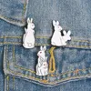 Simpatici 2 conigli bianchi Spilla malvagia Spille Cur Pets Spille Gioielli di moda Spille di cartoni animati Spoof Spilla
