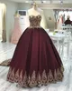 Burgundy Gold Lace Empire Waist Ball Gown Prom Klänningar för Sweet 16 Girls Strapless Open Back Draped Quinceanera Dress Party Vestidos De