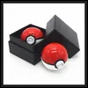 Grossist Pokeball Grinder 55mm 3 delar PokeBall Örtkvarnar Zinklegering Plast Metall Rökning Hand Mullers Kryddkrossar