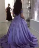 2020 Lila Satin-Spitze-Abschlussball-Quinceanera-Kleider, schulterfrei, mit Perlen verziert, bodenlanger Verband, offener Rücken, formelles Kleid, langer Abend