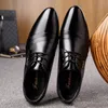 الجلود الفاخرة موجزة رجال الأعمال اللباس موضة أحذية سوداء تنفس الزفاف الرسمي الأحذية الأساسية الذكور الأحذية