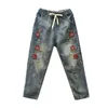 Jeans de mujer estilo de verano estilo mujer flor bordado cintura elástica suelta denim harem pantalones más tamaño vintage rasgado d555