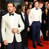 Слоновая Кость Жених Носить Slim Fit Groomsmen Свадебные Смокинги Две Части Жених Костюм Шаль Отворотом Знаменитости Бизнес Блейзеры С Курткой И Брюками