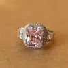 Fashion-trendy gul rosa lockande solid silverfärg CZ Princess Cut Nyaste smyckengåva för kvinnans ringstorlek 6 7